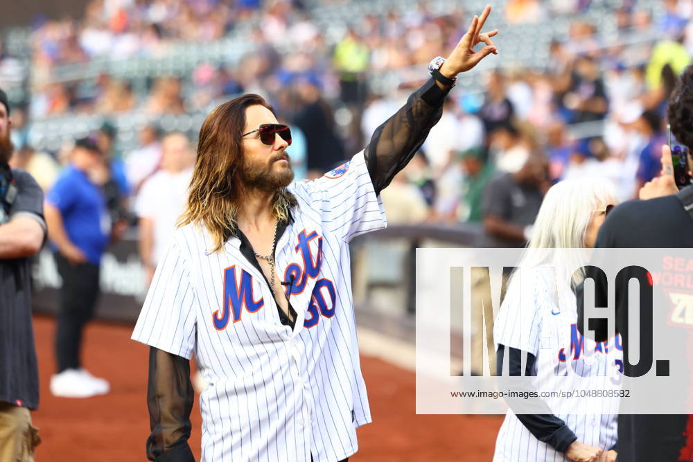 MLB, Baseball Herren, USA Miami Marlins Vs New York Mets Actor Jared Leto is acknowledging the crowd before throwing out the ceremonial first pitch before the baseball game between the Miami Marlins and New York Mets at Citi Field in Corona, N.Y., on August 16, 2024. New York City N.Y. United States
