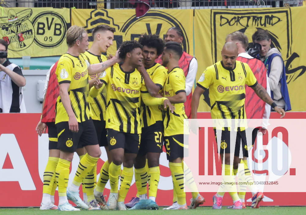 1-4 Julien Duranville (Borussia Dortmund) jubel Fussball, Saison 2024 2025, Maenner, Herren, DFB Pokal, 1.. Hauptrunde,Volksparkstadion, Phoenix Luebeck gegen BVB Borussia Dortmund DFL REGULATIONS PROHIBIT ANY USE OF PHOTOGRAPHS AS IMAGE SEQUENCES AND OR QUASI-VIDEO.
