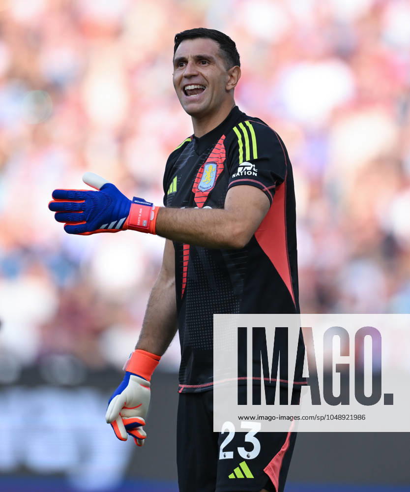 Football - Premier League - West Ham United vs Aston Villa - London Stadium - Saturday 17th August 2024. Aston Villa s Emiliano Martinez. COLORSPORT ASHLEY WESTERN