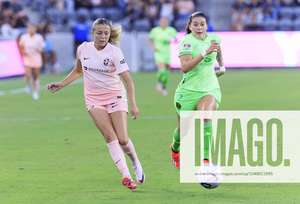 Madison Curry 27 of the Angel City FC and Norma Palafox 7 of FC Juarez Femenil struggle for possession of the ball during their International Friendly, Länderspiel, Nationalmannschaft game on Sunday August 18, 2024 at the BMO Stadium in Los Angeles, California. ACFC defeats FC Juarez, 7-0. ARIANA RUIZ PI Los Angeles U.S - ZUMAp124 20240818_zaa_p124_025
