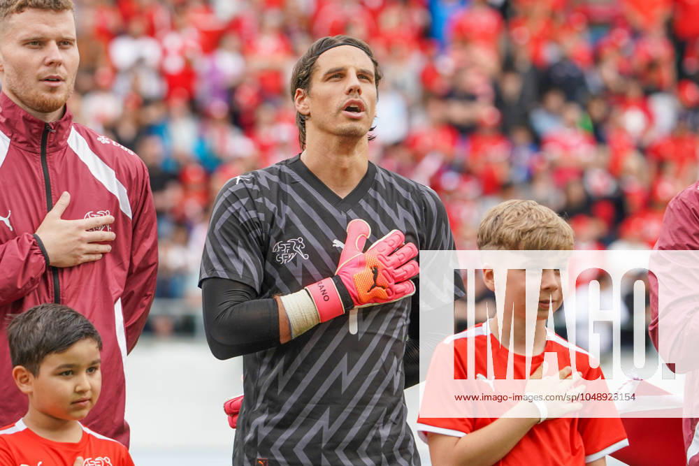 Yann Sommer, 35, tritt nach der EM 2024 aus der Schweizer Nationalmannschaft zurück. Rekordtorhüter mit 94 Länderspielen, 35 Mal ohne Gegentor. Debüt 2012 unter Ottmar Hitzfeld, seit 2014 Nummer 1 nach Benaglio. Höhepunkte: EM 2021, Parade gegen MbappÃ im Achtelfinale. Teilnahme an EM 2016, 2021, 2024 und WM 2018, 2022. Fokus auf Inter Mailand. Dank an Mitspieler, Trainer, Fans. Vorbild für junge Spieler, würdigt Pierluigi Tami (SFV). Unvergessliche Momente in 12 Jahren Nati. Archiv