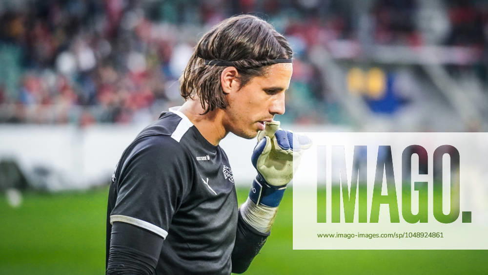 Yann Sommer, 35, tritt nach der EM 2024 aus der Schweizer Nationalmannschaft zurück. Rekordtorhüter mit 94 Länderspielen, 35 Mal ohne Gegentor. Debüt 2012 unter Ottmar Hitzfeld, seit 2014 Nummer 1 nach Benaglio. Höhepunkte: EM 2021, Parade gegen Mbappà im Achtelfinale. Teilnahme an EM 2016, 2021, 2024 und WM 2018, 2022. Fokus auf Inter Mailand. Dank an Mitspieler, Trainer, Fans. Vorbild für junge Spieler, würdigt Pierluigi Tami (SFV). Unvergessliche Momente in 12 Jahren Nati. Archiv