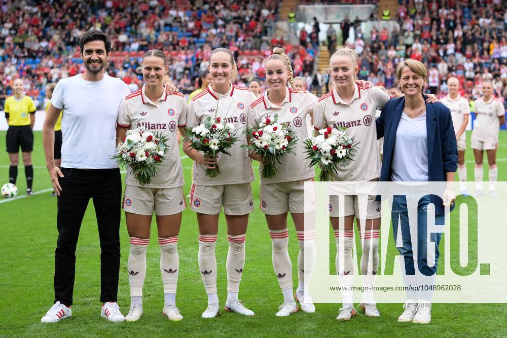 Fußball, Freundschaftsspiel, 20240820, FC Bayern München - Juventus Turin. Im Bild Technischer Leiter der FC Bayern München Frauen Francisco DE SA FARDILHA, Klara BÜHL (FC Bayern München Frauen, 17), Sydney LOHMANN (FC Bayern München Frauen, 12), Giulia GWINN (FC Bayern München Frauen, 7), Lea SCHÜLLER (FC Bayern München Frauen, 11) und Direktorin der FC Bayern München Frauen Bianca RECH Auszeichnung Olympia Bronze. Unterhaching uhlsport PARK Bayern Deutschland