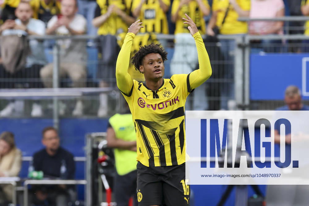 Julien Duranville (Borussia Dortmund) jubelt, DFB-Pokal - First Round, 1. FC Phoenix Luebeck vs Borussia Dortmund, Volksparkstadion am 17. August 2024 in Hamburg, Deutschland. (Foto von Marco Steinbrenner DeFodi Images) Julien Duranville (Borussia Dortmund) cheers, DFB-Pokal - First Round, 1. FC Phoenix Luebeck vs Borussia Dortmund, Volksparkstadion, August 17, 2024 in Hamburg, Germany. (Photo by Marco Steinbrenner DeFodi Images) DFB DFL REGULATIONS PROHIBIT ANY USE OF PHOTOGRAPHS AS IMAGE SEQUENCES AND OR QUASI-VIDEO. Defodi-700_luebeck_bvb_20240817_432
