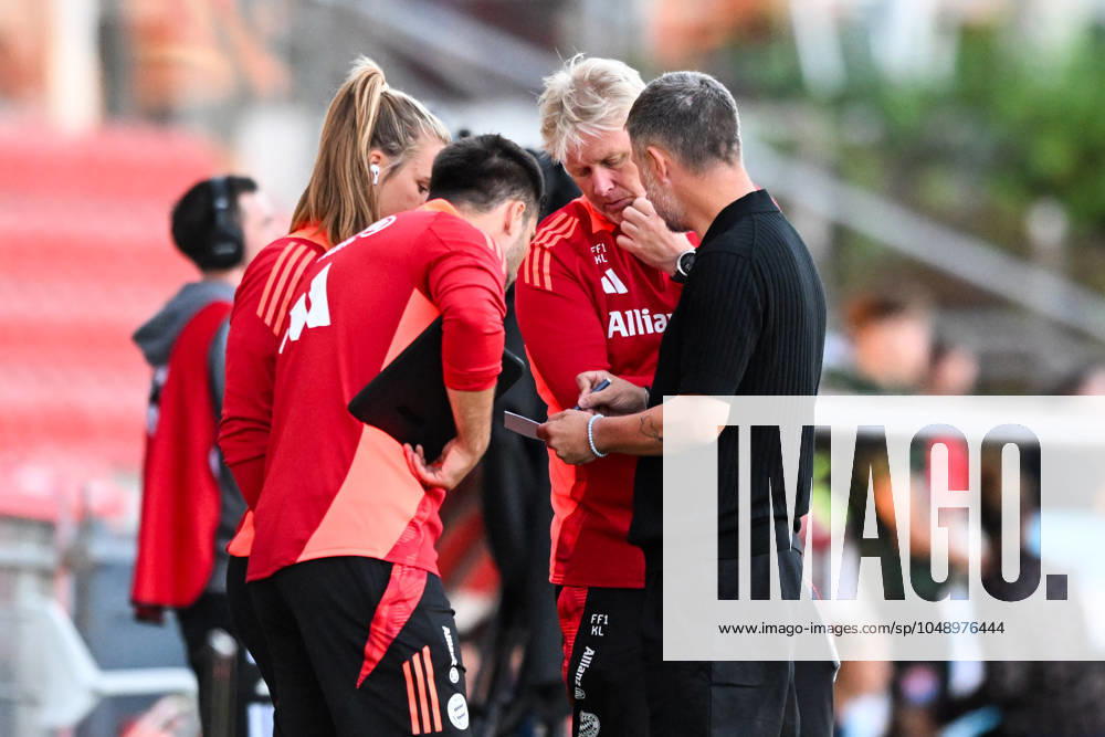 Fußball, Freundschaftsspiel, 20240820, FC Bayern München - Juventus Turin. Im Bild Co-Trainerin der FC Bayern München Frauen Clara SCHÖNE, Athletiktrainer der FC Bayern München Frauen Hamid Masoum BEYGI, Co-Trainer der FC Bayern München Frauen Kjetil LONE und Trainer der FC Bayern München Frauen Alexander STRAUS besprechen sich. Unterhaching uhlsport PARK Bayern Deutschland