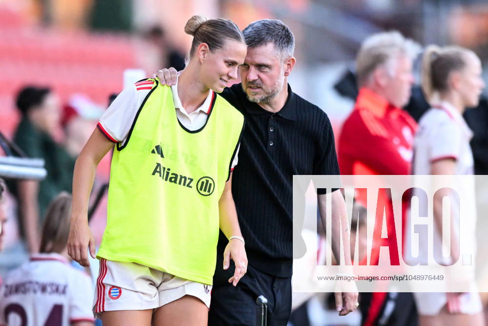 Fußball, Freundschaftsspiel, 20240820, FC Bayern München - Juventus Turin. Im Bild Klara BÜHL (FC Bayern München Frauen, 17) und Trainer der FC Bayern München Frauen Alexander STRAUS. Unterhaching uhlsport PARK Bayern Deutschland