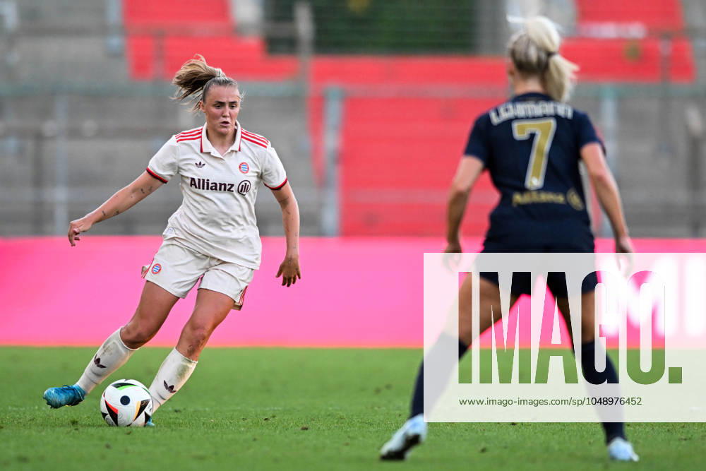 Fußball, Freundschaftsspiel, 20240820, FC Bayern München - Juventus Turin. Im Bild Georgia STANWAY (FC Bayern München Frauen, 31) Dribbling Ball und Alisha LEHMANN (Juventus Turin Frauen, 7). Unterhaching uhlsport PARK Bayern Deutschland
