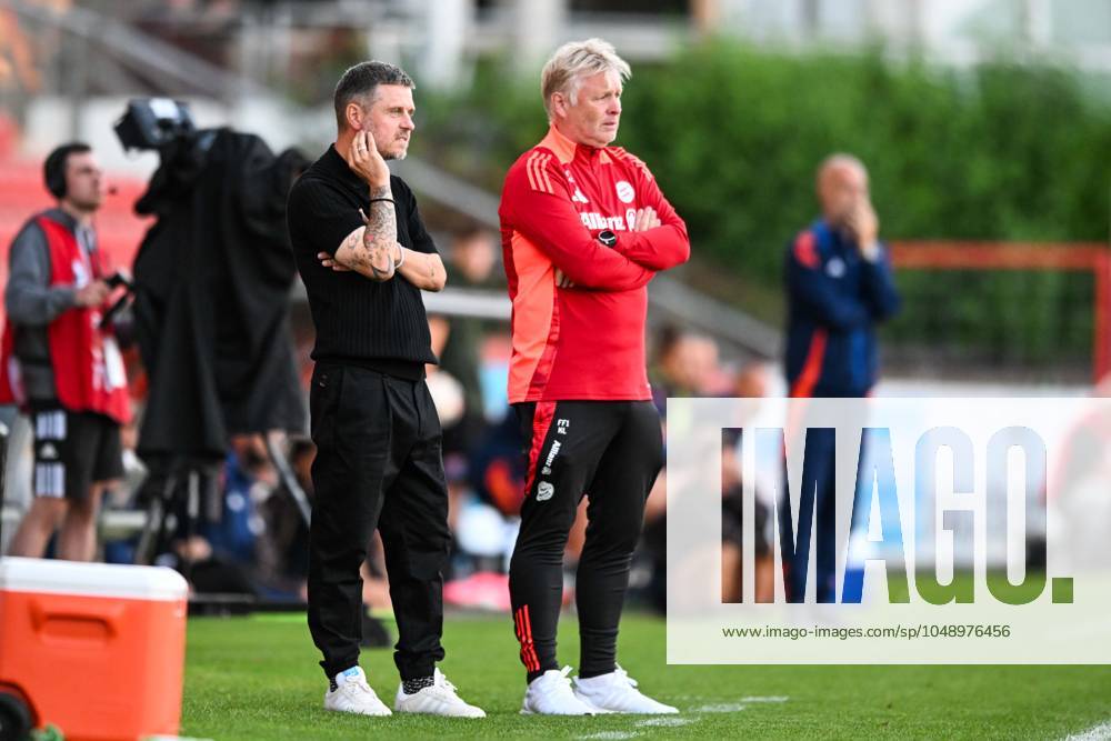 Fußball, Freundschaftsspiel, 20240820, FC Bayern München - Juventus Turin. Im Bild Trainer der FC Bayern München Frauen Alexander STRAUS und Co-Trainer der FC Bayern München Frauen Kjetil LONE. Unterhaching uhlsport PARK Bayern Deutschland
