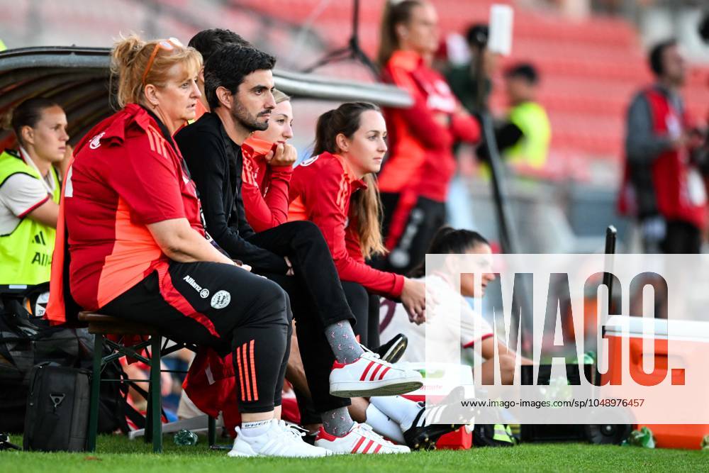 Fußball, Freundschaftsspiel, 20240820, FC Bayern München - Juventus Turin. Im Bild Technischer Leiter der FC Bayern München Frauen Francisco DE SA FARDILHA auf der Bank. Unterhaching uhlsport PARK Bayern Deutschland