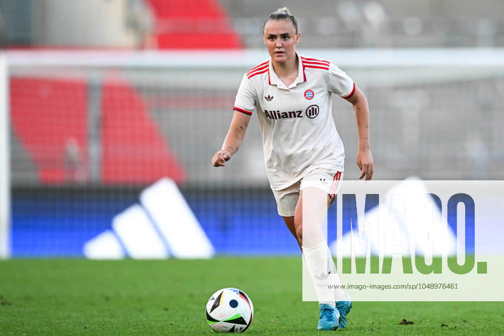 Fußball, Freundschaftsspiel, 20240820, FC Bayern München - Juventus Turin. Im Bild Georgia STANWAY (FC Bayern München Frauen, 31) Dribbling Ball. Unterhaching uhlsport PARK Bayern Deutschland