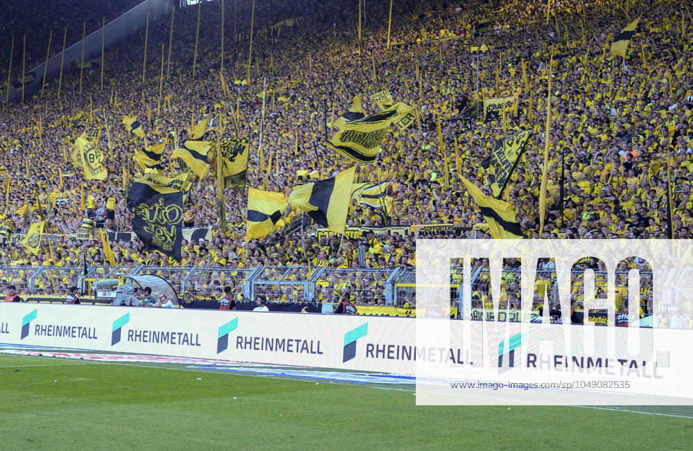 Signal Iduna Arena Dortmund 24.8.2024, 1. Fussball Bundesliga Saison 2024 25 1.Spieltag, Borussia Dortmund (BVB, gelb) vs Eintracht Frankfurt (SGE, weiss) 2:0 - Dortmund Fans protestieren gegen den Sponsoren Deal des Vereins mit dem Rheinmetall Konzern