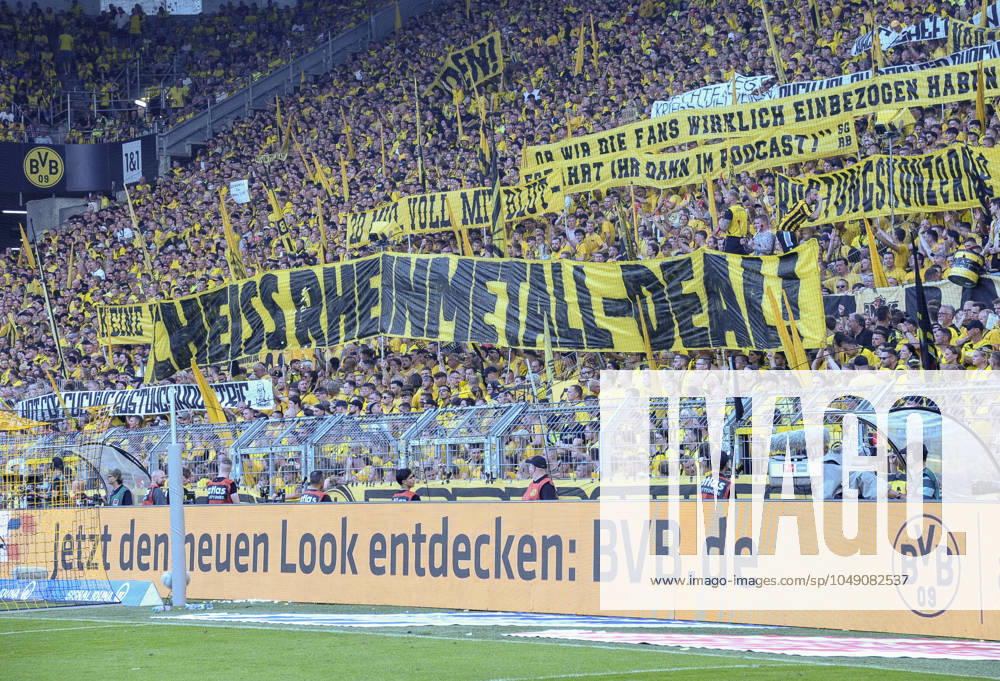 Signal Iduna Arena Dortmund 24.8.2024, 1. Fussball Bundesliga Saison 2024 25 1.Spieltag, Borussia Dortmund (BVB, gelb) vs Eintracht Frankfurt (SGE, weiss) 2:0 - Dortmund Fans protestieren gegen den Sponsoren Deal des Vereins mit dem Rheinmetall Konzern