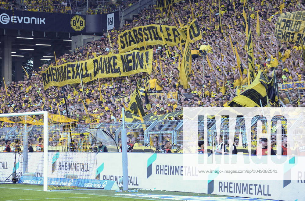 Signal Iduna Arena Dortmund 24.8.2024, 1. Fussball Bundesliga Saison 2024 25 1.Spieltag, Borussia Dortmund (BVB, gelb) vs Eintracht Frankfurt (SGE, weiss) 2:0 - Dortmund Fans protestieren gegen den Sponsoren Deal des Vereins mit dem Rheinmetall Konzern