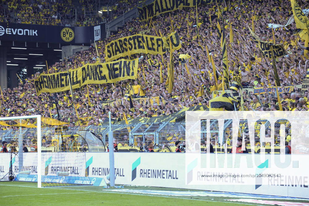 Signal Iduna Arena Dortmund 24.8.2024, 1. Fussball Bundesliga Saison 2024 25 1.Spieltag, Borussia Dortmund (BVB, gelb) vs Eintracht Frankfurt (SGE, weiss) 2:0 - Dortmund Fans protestieren gegen den Sponsoren Deal des Vereins mit dem Rheinmetall Konzern
