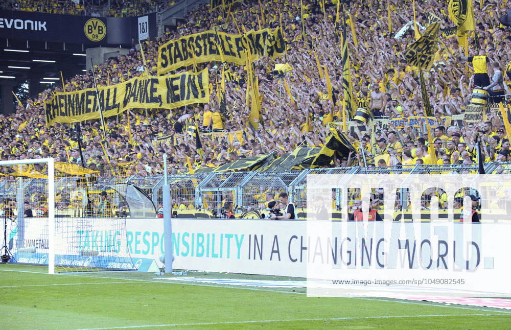 Signal Iduna Arena Dortmund 24.8.2024, 1. Fussball Bundesliga Saison 2024 25 1.Spieltag, Borussia Dortmund (BVB, gelb) vs Eintracht Frankfurt (SGE, weiss) 2:0 - Dortmund Fans protestieren gegen den Sponsoren Deal des Vereins mit dem Rheinmetall Konzern