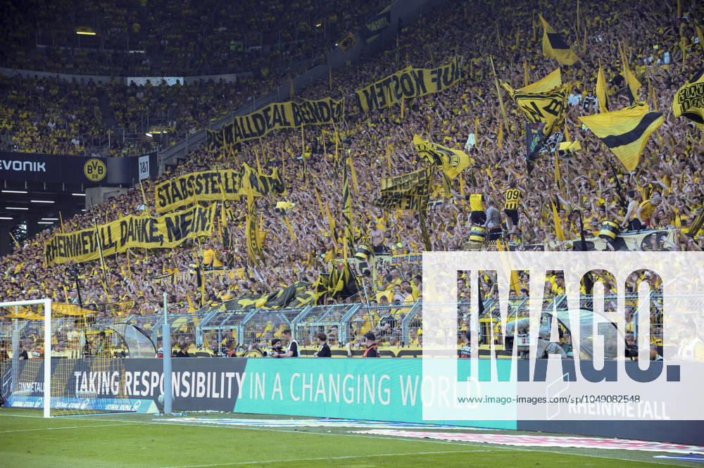 Signal Iduna Arena Dortmund 24.8.2024, 1. Fussball Bundesliga Saison 2024 25 1.Spieltag, Borussia Dortmund (BVB, gelb) vs Eintracht Frankfurt (SGE, weiss) 2:0 - Dortmund Fans protestieren gegen den Sponsoren Deal des Vereins mit dem Rheinmetall Konzern