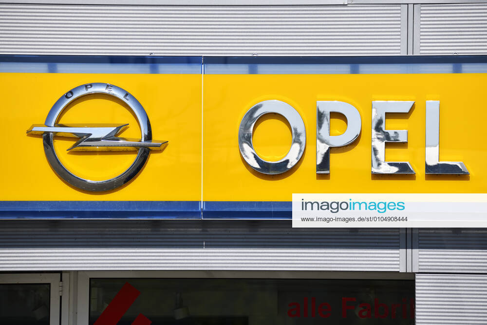 Schild des Fahrzeugherstellers Opel in Hamburg
