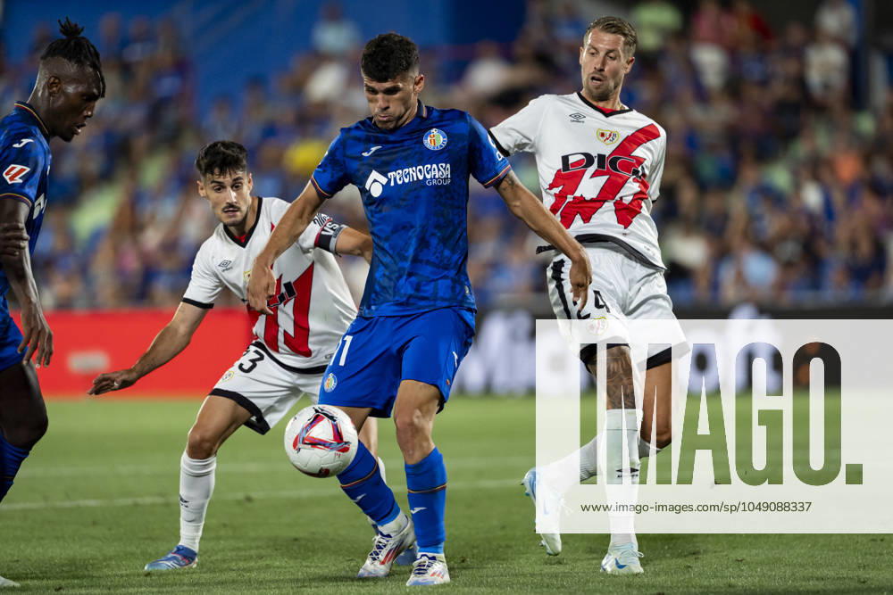 Getafe CF vs Rayo Vallecano - La Liga EA Sports 2024 25 Juan Iglesias (C) of Getafe CF in action between Oscar Valentin (L) and Florian Lejeune (R) of Rayo Vallecano during the La Liga EA Sports 2024 25 football match between Getafe CF vs Rayo Vallecano at Estadio Coliseum on August 24, 2024 in Getafe, Spain. Getafe Estadio Coliseum Madrid Spain