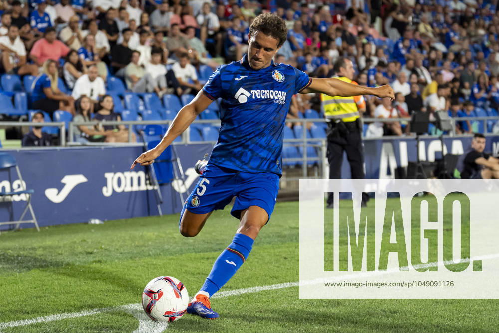 Getafe CF vs Rayo Vallecano - La Liga EA Sports 2024 25 Luis Milla of Getafe CF attempts a corner kick during the La Liga EA Sports 2024 25 football match between Getafe CF vs Rayo Vallecano at Estadio Coliseum on August 24, 2024 in Getafe, Spain. Getafe Estadio Coliseum Madrid Spain