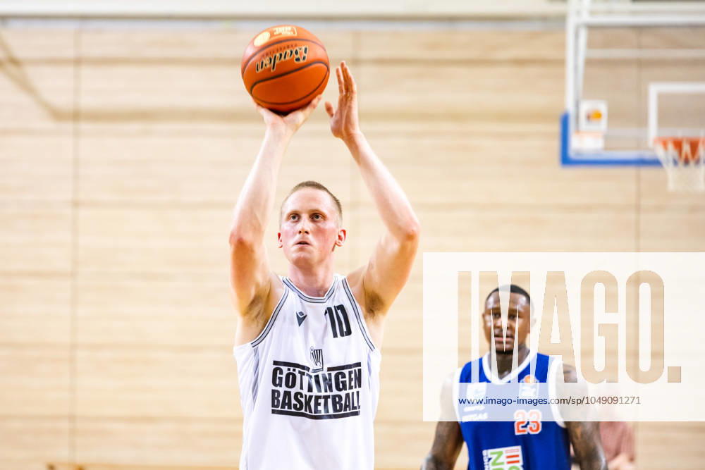EasyCredit Basketball Bundesliga, BBL, Saison 2024 2025, Herren. 24.08.2024, Testspiel Syntainics MBC - BG Göttingen, Collin Welp (BG Göttingen, No 10) beim Freiwurf