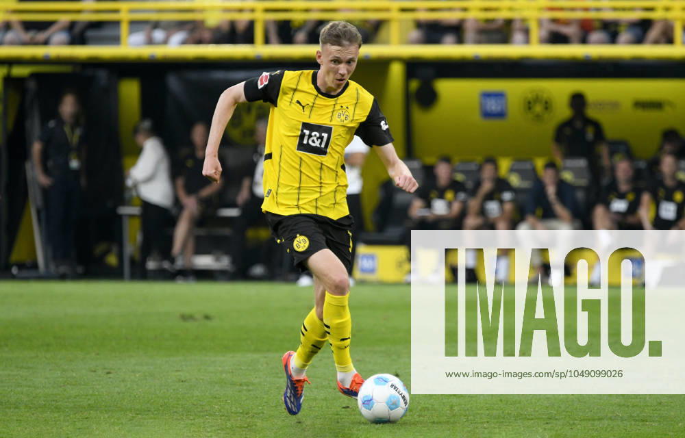 Signal Iduna Arena Dortmund 24.8.2024, 1. Fussball Bundesliga Saison 2024 25 1.Spieltag, Borussia Dortmund (BVB, gelb) vs Eintracht Frankfurt (SGE, weiss) 2:0 - Maximilian Beier (BVB)