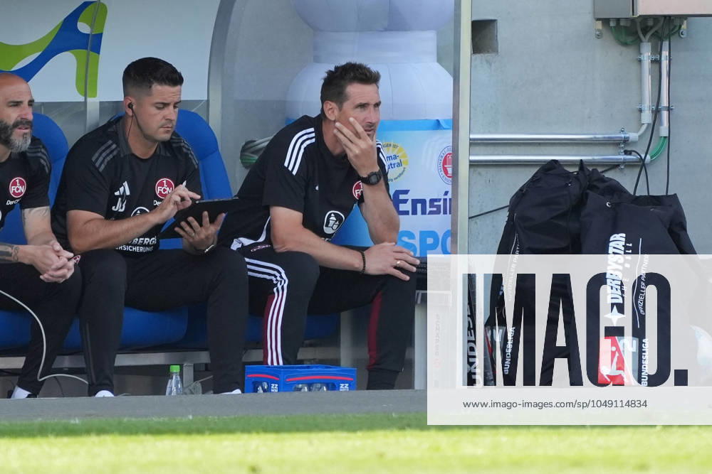 Trainer Miroslav Klose (1. FC Nürnberg) angespannt auf der Bank - 25.08.2024 2. Bundesliga, Saison 24 25: SV Darmstadt 98 vs 1. FC Nürnberg, Stadion am Boellenfalltor, emonline,,