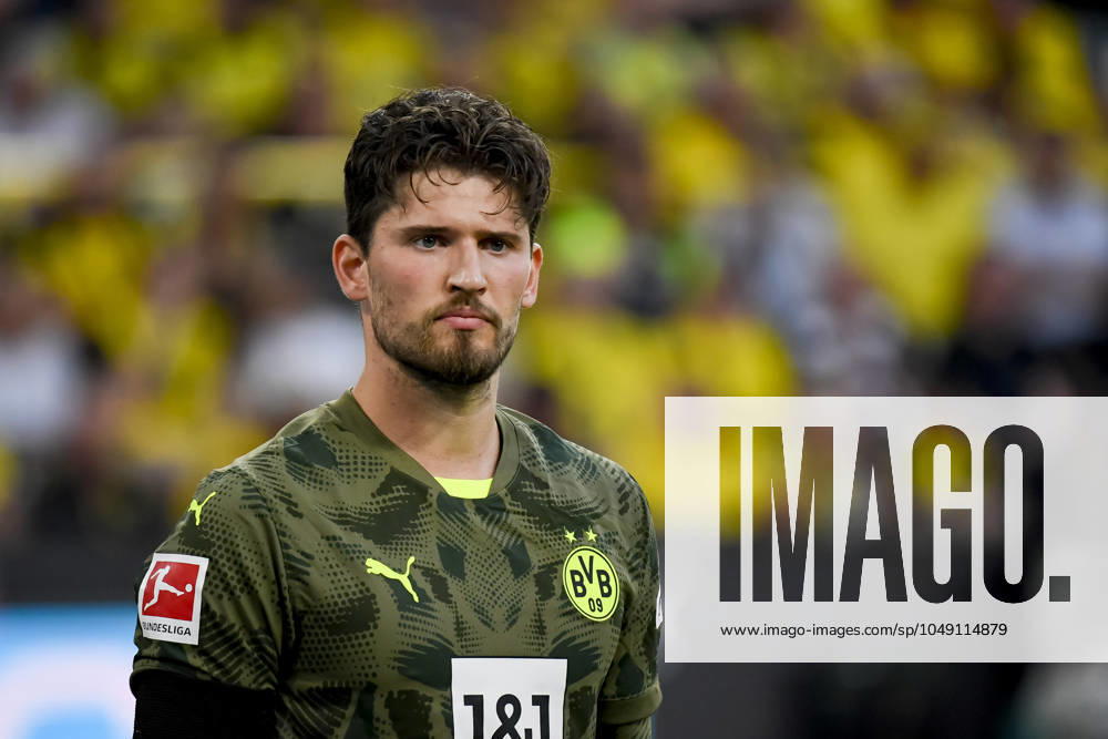 Torwart Gregor Kobel (Borussia Dortmund) looks on during the Bundesliga match between Borussia Dortmund and Eintracht Frankfurt at SIGNAL IDUNA PARK on August 24, 2024 in Dortmund, Germany. (Photo by Max Maiwald DeFodi Images) Defodi-067_BVBSGE0240824_104