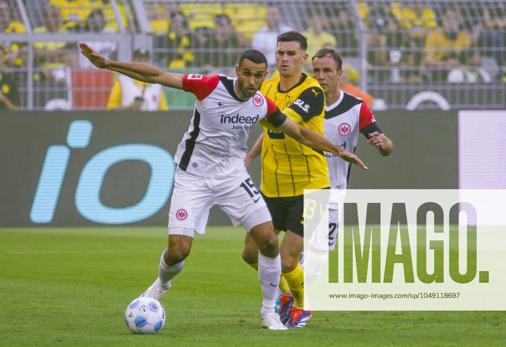 Signal Iduna Arena Dortmund 24.8.2024, 1. Fussball Bundesliga Saison 2024 25 1.Spieltag, Borussia Dortmund (BVB, gelb) vs Eintracht Frankfurt (SGE, weiss) 2:0 - v.li.: Ellyes Skihiri (SGE), Pascal Groß (Gross, BVB), Mario Götze (Goetze, SGE)