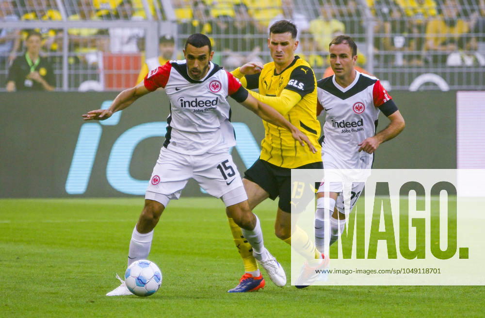 Signal Iduna Arena Dortmund 24.8.2024, 1. Fussball Bundesliga Saison 2024 25 1.Spieltag, Borussia Dortmund (BVB, gelb) vs Eintracht Frankfurt (SGE, weiss) 2:0 - v.li.: Ellyes Skihiri (SGE), Pascal Groß (Gross, BVB), Mario Götze (Goetze, SGE)