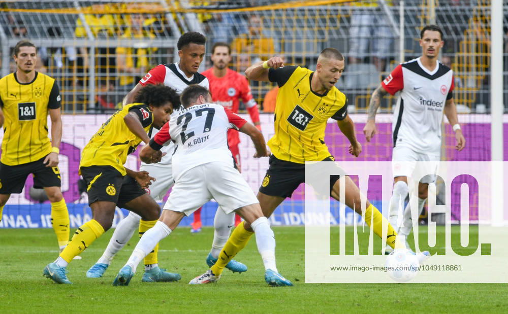 Signal Iduna Arena Dortmund 24.8.2024, 1. Fussball Bundesliga Saison 2024 25 1.Spieltag, Borussia Dortmund (BVB, gelb) vs Eintracht Frankfurt (SGE, weiss) 2:0 - v.li.: Karim Adeyemi (BVB), Tuta (SGE), Mario Götze (Goetze, SGE), Pascal Groß (Gross, BVB)