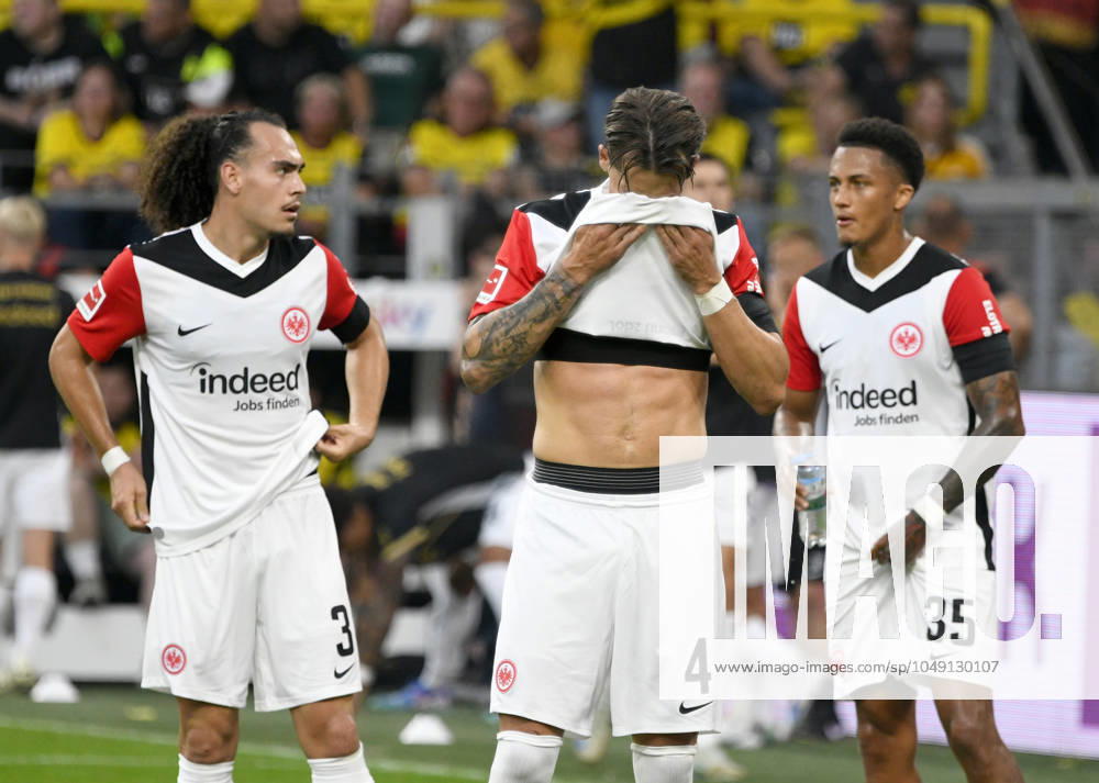 Signal Iduna Arena Dortmund 24.8.2024, 1. Fussball Bundesliga Saison 2024 25 1.Spieltag, Borussia Dortmund (BVB, gelb) vs Eintracht Frankfurt (SGE, weiss) 2:0 - v.li.: Arthur Theate (SGE), Robin Koch (SGE), Tuta (SGE)