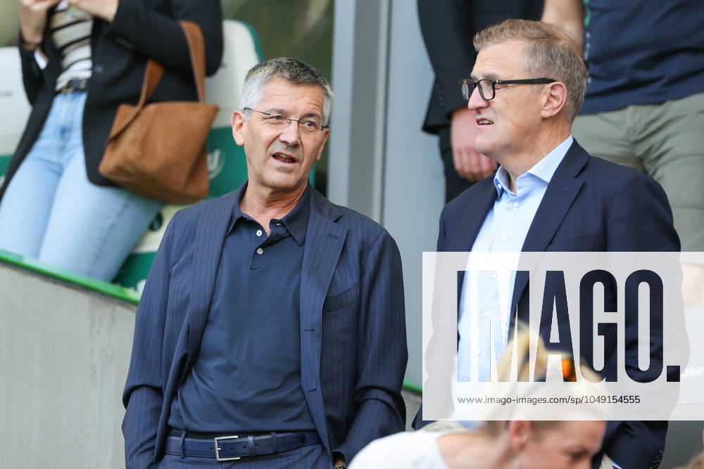 1. Bundesliga - VfL Wolfsburg - FC Bayern München am 25.08.2024 in der Volkswagen Arena in Wolfsburg Präsident Herbert Hainer (Muenchen) und Vorstandsvorsitzender Jan Christian Dreesen (Muenchen)