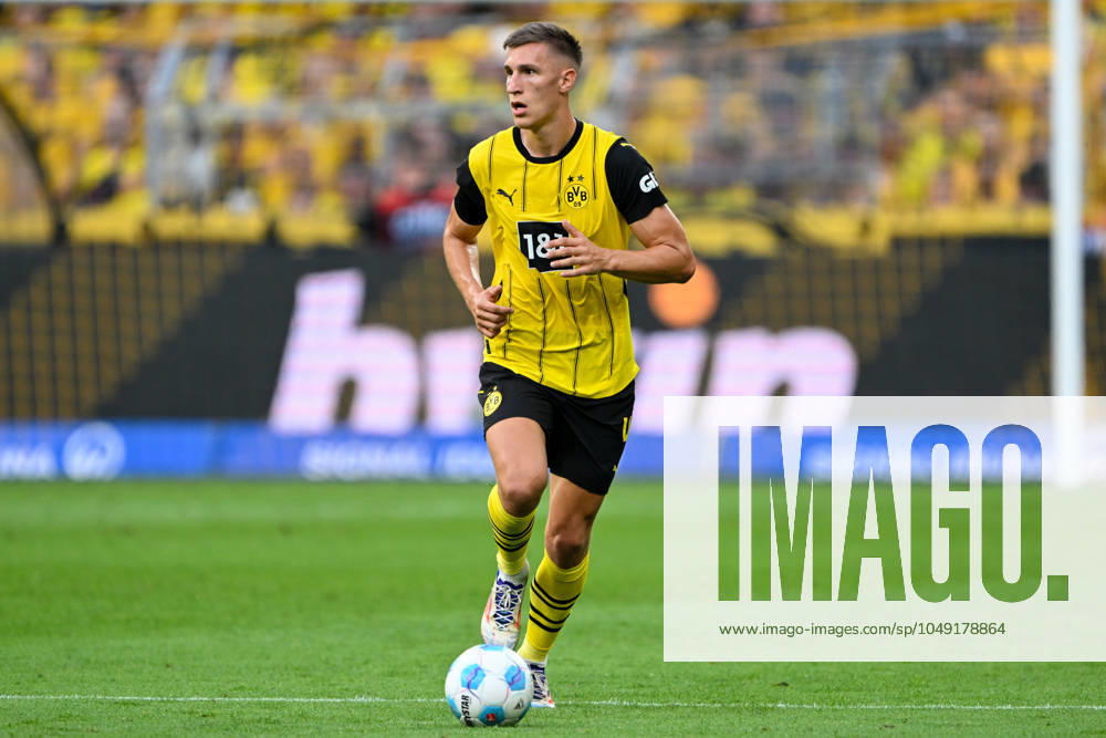 1. Bundesliga - Borussia Dortmund - Eintracht Frankfurt am 24.08.2024 im Signal Iduna Park in Dortmund Nico Schlotterbeck (Dortmund 4) am BALL.