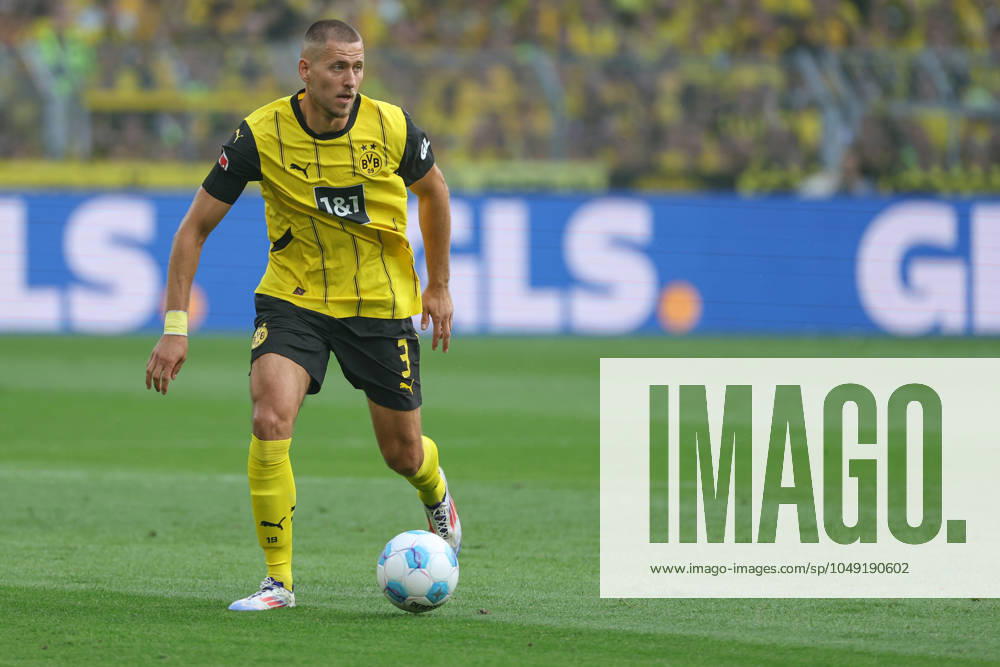 1. Bundesliga - Borussia Dortmund - Eintracht Frankfurt am 24.08.2024 im Signal Iduna Park in Dortmund Waldemar Anton (Dortmund 3) am Ball