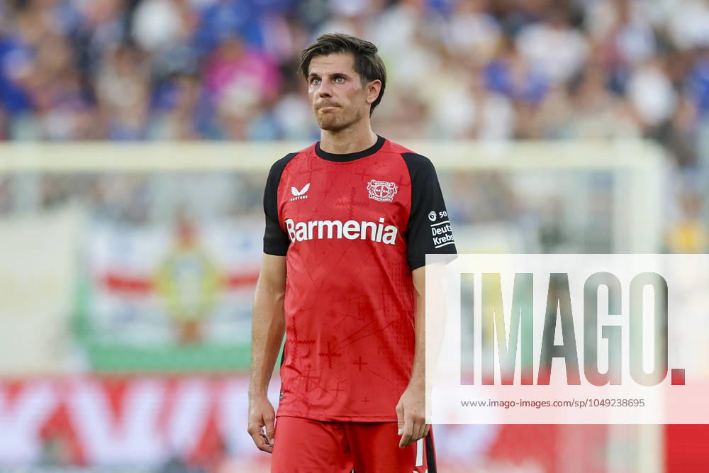Jonas Hofmann (Bayer 04 Leverkusen) schaut, DFB-Pokal - First Round, FC Carl Zeiss Jena vs Bayer 04 Leverkusen, ad hoc Arena im Ernst-Abbe-Sportfeld am 28. August 2024 in Jena, Deutschland. (Foto von Marco Steinbrenner DeFodi Images) Jonas Hofmann (Bayer 04 Leverkusen) looks on, DFB-Pokal - First Round, FC Carl Zeiss Jena vs Bayer 04 Leverkusen, ad hoc Arena im Ernst-Abbe-Sportfeld, August 28, 2024 in Jena, Germany. (Photo by Marco Steinbrenner DeFodi Images) DFB DFL REGULATIONS PROHIBIT ANY USE OF PHOTOGRAPHS AS IMAGE SEQUENCES AND OR QUASI-VIDEO. Defodi-700_jena_lev_20240828_063