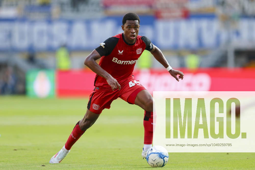 Jeanuel Belocian (Bayer 04 Leverkusen) kontrolliert den Ball, DFB-Pokal - First Round, FC Carl Zeiss Jena vs Bayer 04 Leverkusen, ad hoc Arena im Ernst-Abbe-Sportfeld am 28. August 2024 in Jena, Deutschland. (Foto von Marco Steinbrenner DeFodi Images) Jeanuel Belocian (Bayer 04 Leverkusen) controls the ball, DFB-Pokal - First Round, FC Carl Zeiss Jena vs Bayer 04 Leverkusen, ad hoc Arena im Ernst-Abbe-Sportfeld, August 28, 2024 in Jena, Germany. (Photo by Marco Steinbrenner DeFodi Images) DFB DFL REGULATIONS PROHIBIT ANY USE OF PHOTOGRAPHS AS IMAGE SEQUENCES AND OR QUASI-VIDEO. Defodi-700_jena_lev_20240828_166