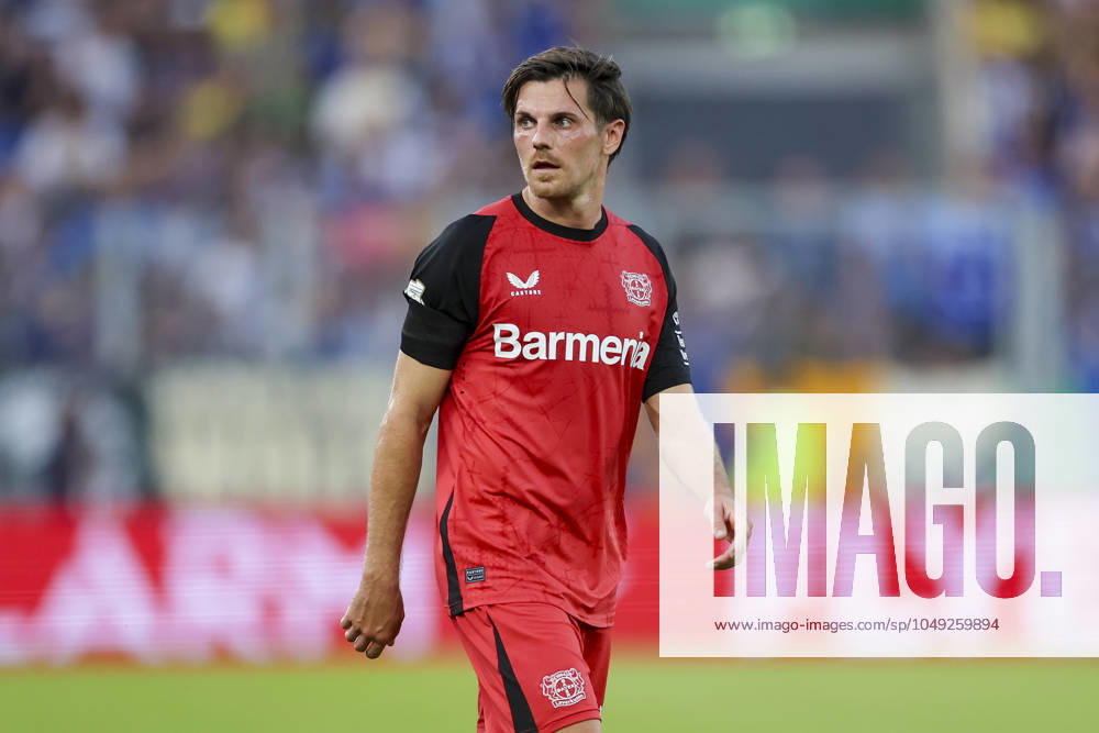Jonas Hofmann (Bayer 04 Leverkusen) schaut, DFB-Pokal - First Round, FC Carl Zeiss Jena vs Bayer 04 Leverkusen, ad hoc Arena im Ernst-Abbe-Sportfeld am 28. August 2024 in Jena, Deutschland. (Foto von Marco Steinbrenner DeFodi Images) Jonas Hofmann (Bayer 04 Leverkusen) looks on, DFB-Pokal - First Round, FC Carl Zeiss Jena vs Bayer 04 Leverkusen, ad hoc Arena im Ernst-Abbe-Sportfeld, August 28, 2024 in Jena, Germany. (Photo by Marco Steinbrenner DeFodi Images) DFB DFL REGULATIONS PROHIBIT ANY USE OF PHOTOGRAPHS AS IMAGE SEQUENCES AND OR QUASI-VIDEO. Defodi-700_jena_lev_20240828_218