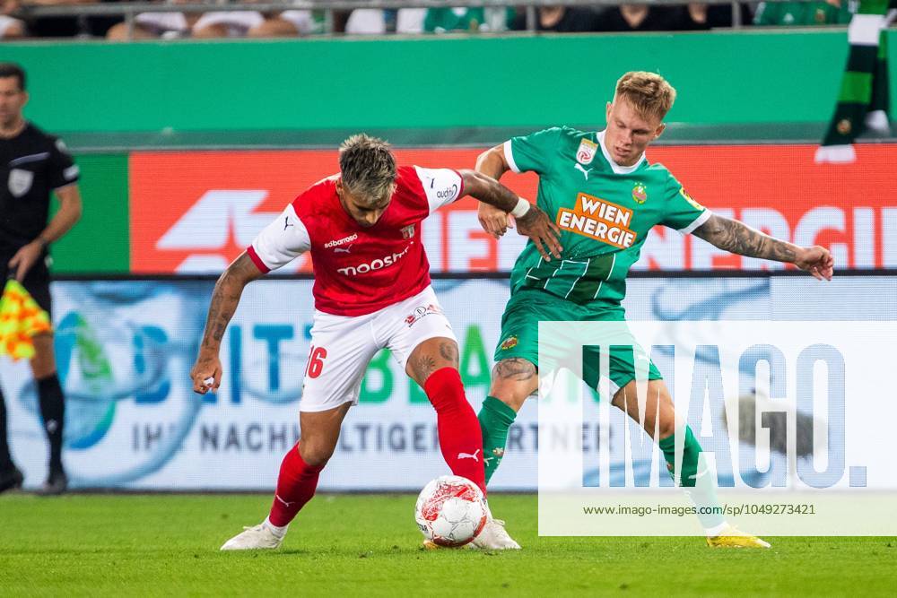 SOCCER - UEFA EL, Rapid vs Braga VIENNA,AUSTRIA,29.AUG.24 - SOCCER - UEFA Europa League, qualification, SK Rapid Wien vs Sporting Club de Braga. Image shows Rodrigo Zalazar (Braga) abd Isak Jansson (Rapid). GEPAxpictures xPhilippxBrem