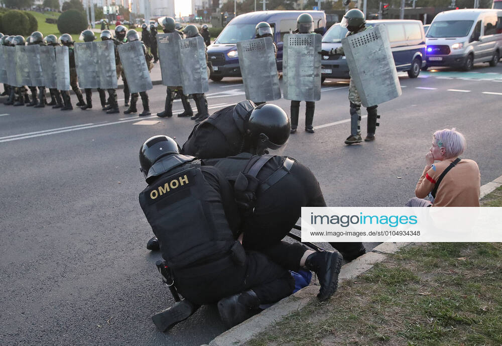 KW39 MINSK, BELARUS - SEPTEMBER 23, 2020: Riot police officers detain a participant in an unauthorized protest against the inauguration of Alexander Lukashenko as Belarus President by the Minsk - Hero City Stele. Natalia Fedosenko TASS TS0E820A