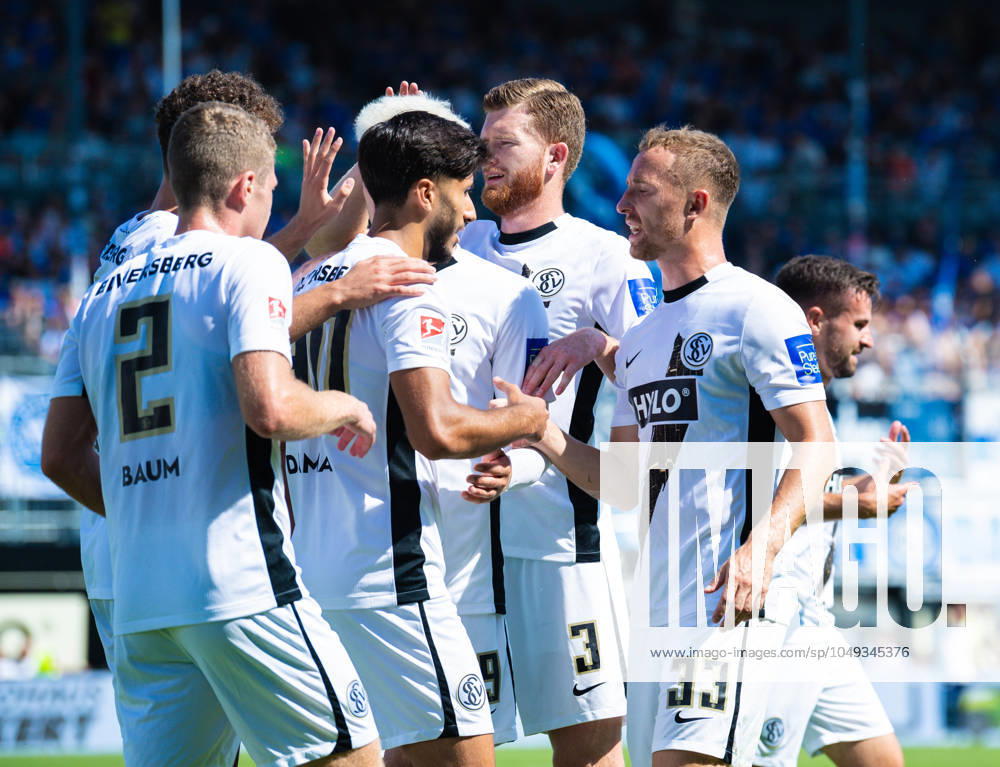 Florian Le Joncour (SV Elversberg) und Maurice Neubauer (SV Elversberg) bejubeln mit ihren Teamkollegen das zweite Tor, 2. Bundesliga, SV Elversberg vs SV Darmstadt 98, Ursapharm-Arena an der Kaiserlinde am 31. August 2024 in Spiesen-Elversberg, Deutschland. (Foto von Silas Schueller DeFodi Images) Florian Le Joncour (SV Elversberg) und Maurice Neubauer (SV Elversberg) celebrate scoring the second goal by their team, 2. Bundesliga, SV Elversberg vs SV Darmstadt 98, Ursapharm-Arena at Kaiserlinde on August 31, 2024 in Spiesen-Elversberg, Germany. (Photo by Silas Schueller DeFodi Images) Defodi-121_121_ELVSVD_20240831_166