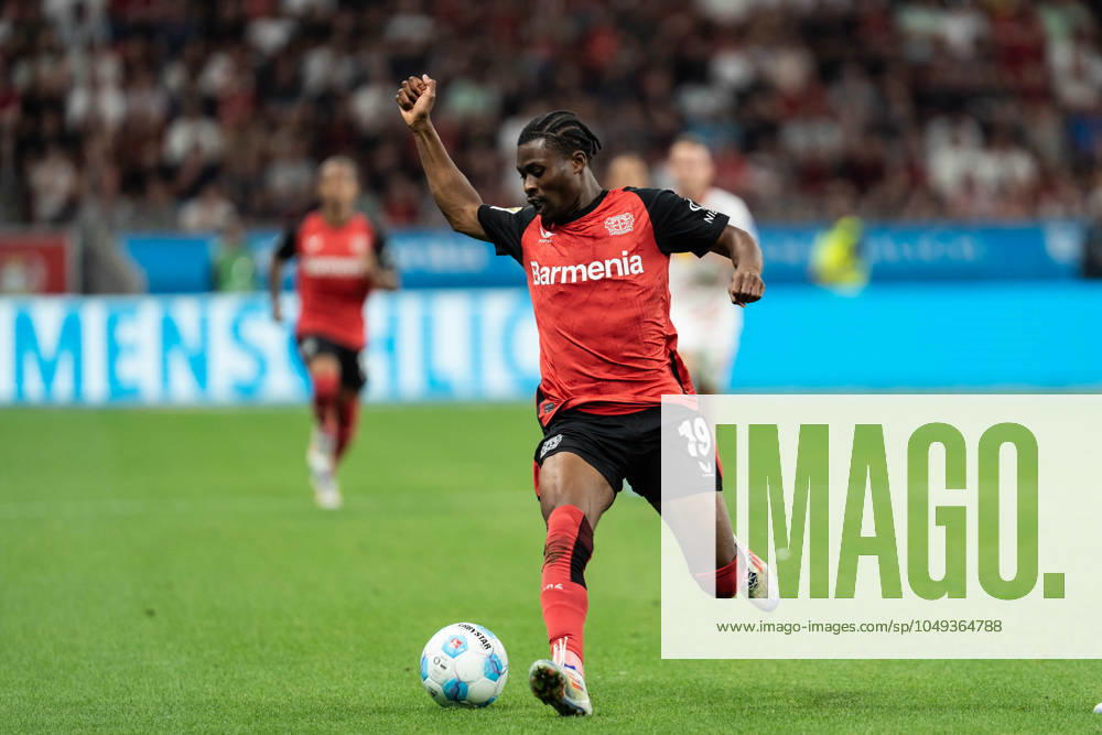 GER, 1. FBL Bayer 04 Leverkusen vs RB Leipzig 31.08.2024, BayArena, Leverkusen, GER, 1. FBL Bayer 04 Leverkusen vs RB Leipzig Im Bild: Nathan Tella (Bayer 04 Leverkusen, 19) Einzelaktion; Ganzkörper Ganzkoerper ; Ball am Fuss;
