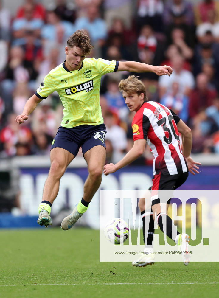 London, England, 31st August 2024. Brentford s Mads Roerslev with Southampton s Tyler Dibling during the Premier League match at Gtech Community Stadium, London. Picture credit should read: David Klein Sportimage . SPI-3288-0069