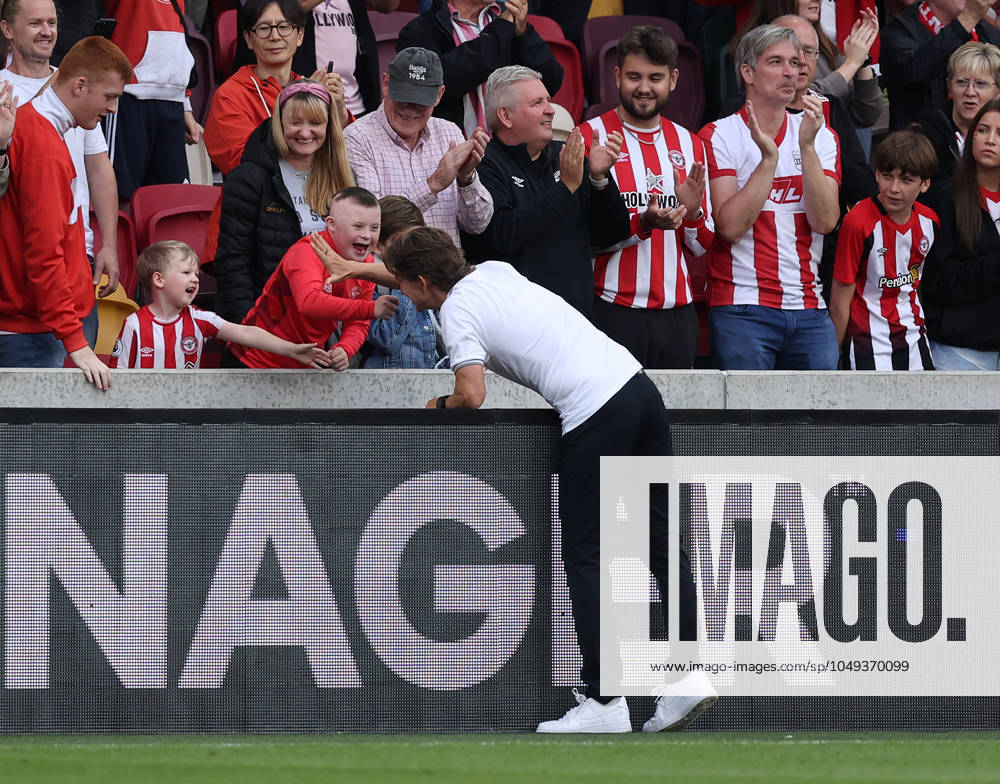London, England, 31st August 2024. Brentford s head coach Thomas Frank with the fans during the Premier League match at Gtech Community Stadium, London. Picture credit should read: David Klein Sportimage . SPI-3288-0082