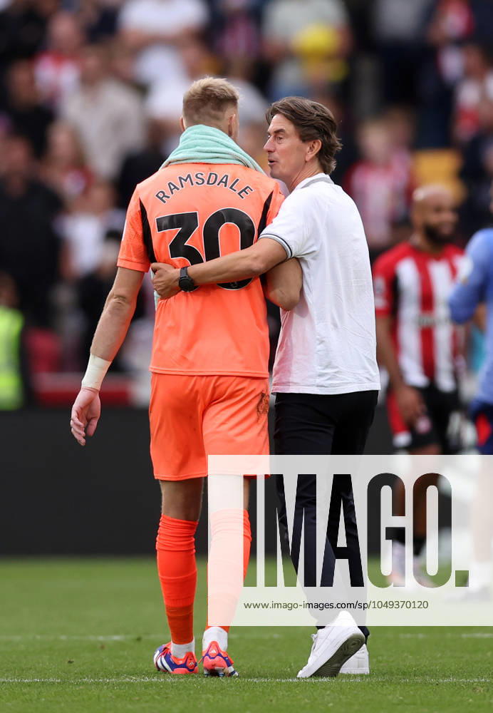 London, England, 31st August 2024. Brentford s head coach Thomas Frank with Southampton s goalkeeper Aaron Ramsdale during the Premier League match at Gtech Community Stadium, London. Picture credit should read: David Klein Sportimage . SPI-3288-0081