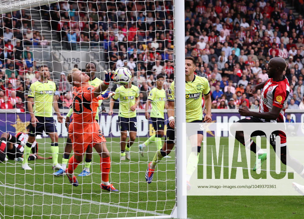 London, England, 31st August 2024. Brentford s Yoane Wissa scoring his sides third goal during the Premier League match at Gtech Community Stadium, London. Picture credit should read: David Klein Sportimage . SPI-3288-0090