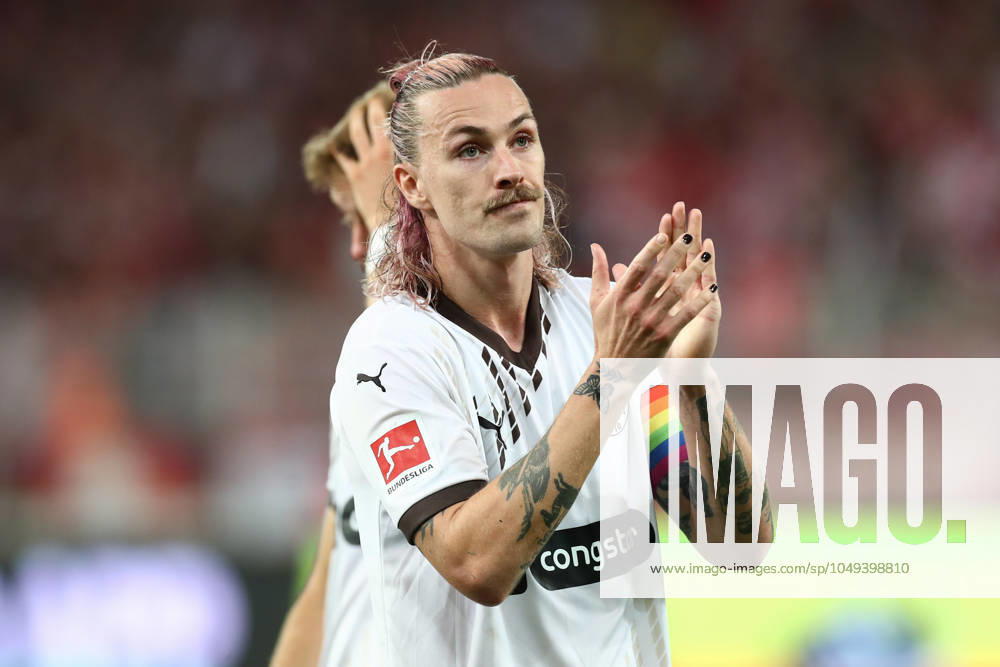 Fussball 1. Bundesliga, 1. FC Union Berlin - FC St. Pauli, v.l. Jackson Irvine (St Pauli, 7) Bedankt sich bei den Fans enttaeuscht, enttäuscht, schaut enttaeuscht, niedergeschlagen, disappointed Berlin