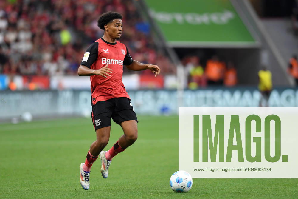 Amine Adli (Bayer 04 Leverkusen) in Aktion, am Ball, Einzelaktion waehrend des Spiels der 1. Bundesliga zwischen Bayer 04 Leverkusen und RB Leipzig, BayArena am 31. August 2024 in Leverkusen, Deutschland. (Foto von Ralf Treese DeFodi Images) +++ Amine Adli (Bayer 04 Leverkusen) controls the ball during the Bundesliga match between Bayer 04 Leverkusen and RB Leipzig at BayArena on August 31, 2024 in Leverkusen, Germany. (Photo by Ralf Treese DeFodi Images) DFL regulations prohibit any use of photographs as image sequences and or quasi-video. Defodi-521_LEVRBL20240831_096