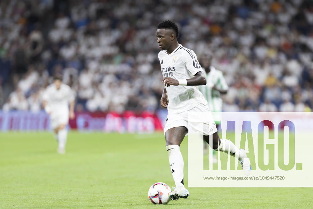LA LIGA EA Sports - Real Madrid vs Real Betis MADRID, SPAIN - SEPTEMBER 01: Vinicius jr of Real Madrid in action during the La Liga 2024 25 match between Real Madrid and Real Betis at Santiago Bernabeu Stadium. (Photo by Guillermo Martinez) Madrid Santiago Bernabà u Stadium Spain
