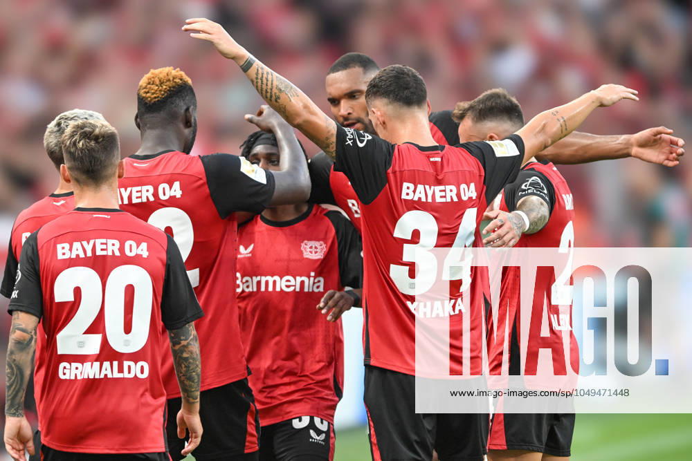 Die Mannschaft von Leverkusen Jubel Freude Emotion Torjubel Torschuetze Torschütze zum 1:0 Jeremie Frimpong (Leverkusen 30) 31.08.2024 Fussball Bayer 04 Leverkusen vs RB Leipzig, BayArena, Leverkusen, DFB DFL REGULATIONS PROHIBIT ANY USE OF PHOTOGRAPHS AS IMAGE SEQUENCES AND OR QUASI-VIDEO NRW Germany