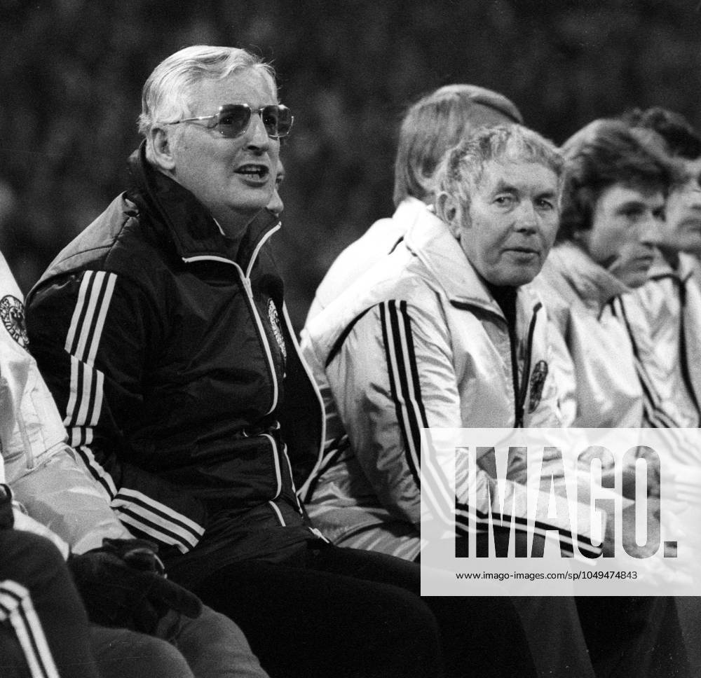 Fußball, Länderspiel, Deutschland - England 2:1 in München, 22.02.1978, Die deutsche Bank mit von links : Bundestrainer Jupp Derwall, Physiotherapeut Erich Deuser und Manfred Kaltz